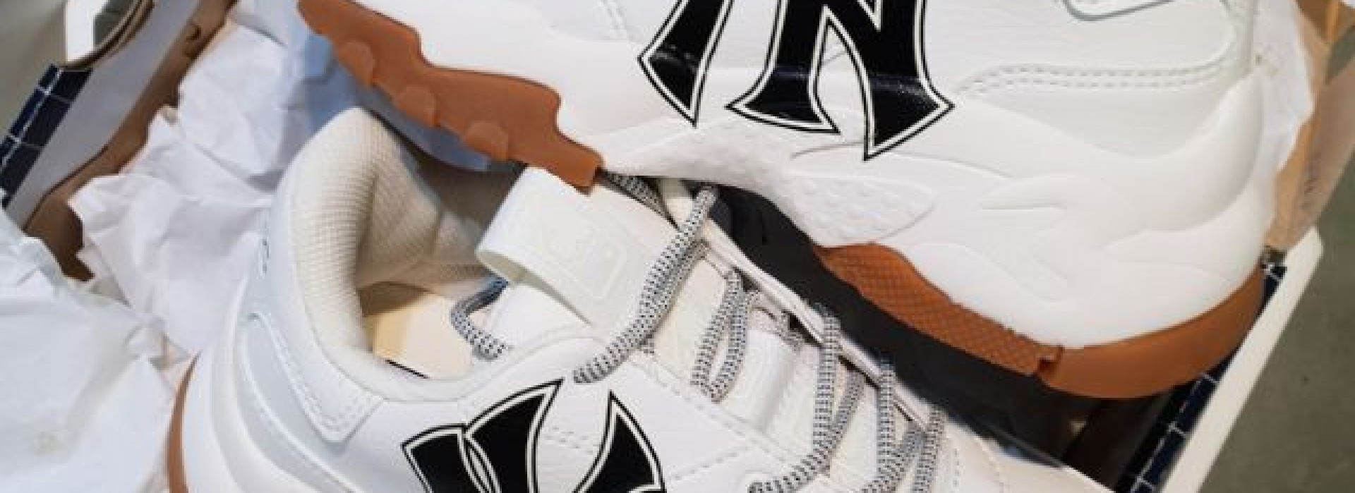 Top những đôi giày Sneaker nữ hot trend năm 2022