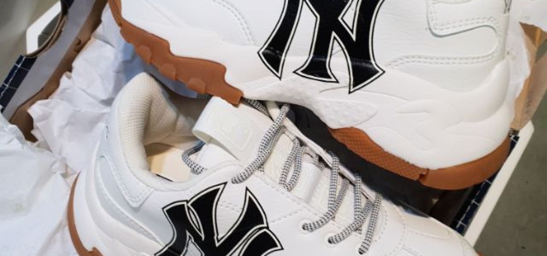 Top những đôi giày Sneaker nữ hot trend năm 2022